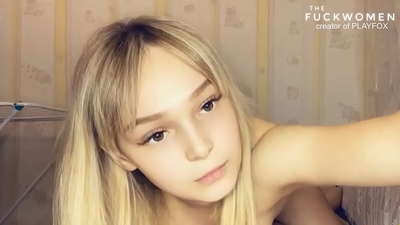 Gabar dugsi oo aan dhergin ayaa siisa saaxiibkeed lacag la'aan afka ah