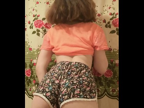 ❤️ Dhallaan yar oo sexy ah oo iska siibaysa surwaalka gaaban ee kamarada anaga ❌️